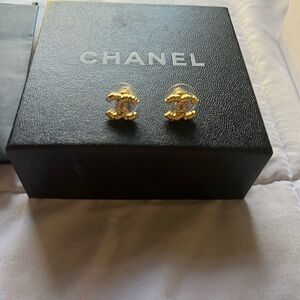 Chanel earrings 

Brand new 

Send offers